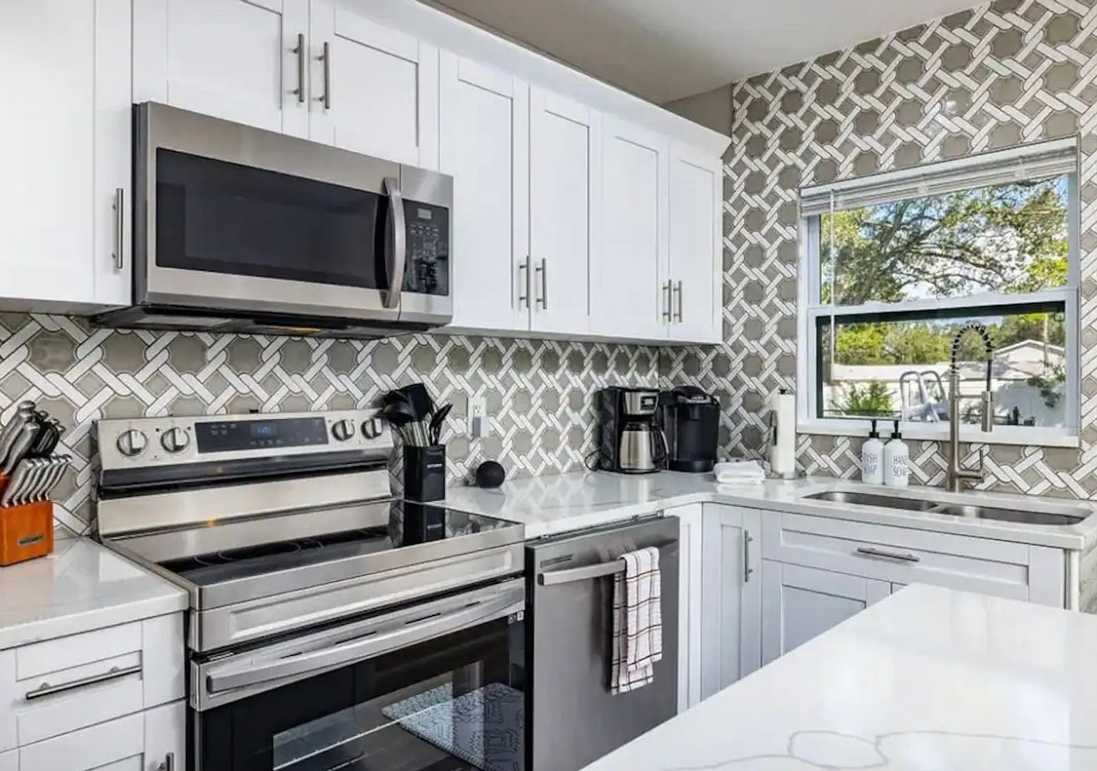 Beautiful Updated 3 Bedroom Largo Home with Fenced Yard - Great Location! — Photo 2