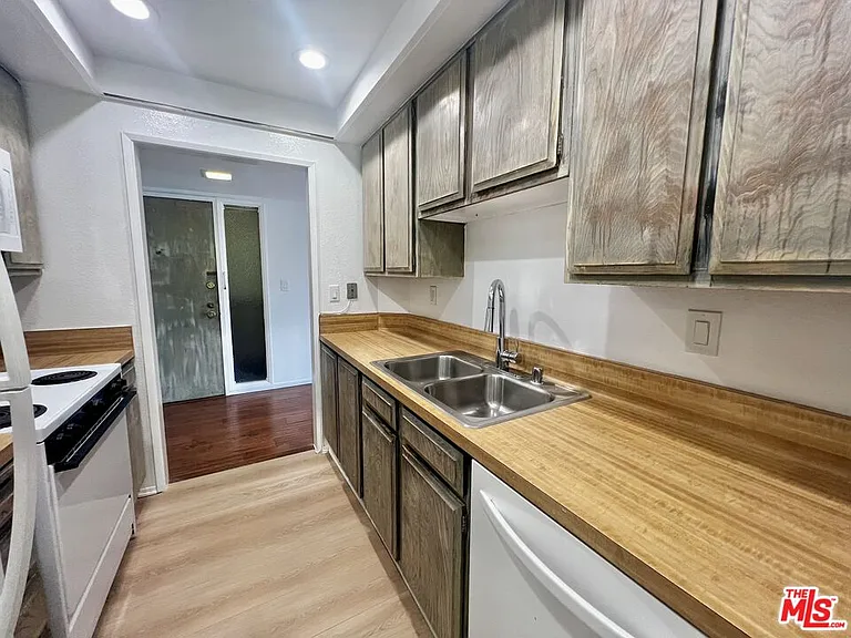 750 N Kings Rd #210 — Photo 6