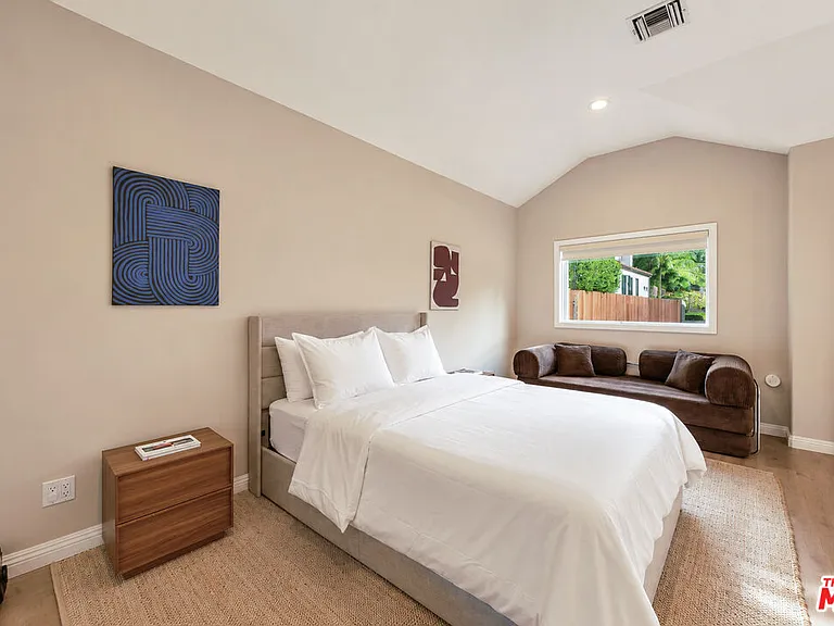 6537 Moore Dr — Photo 22