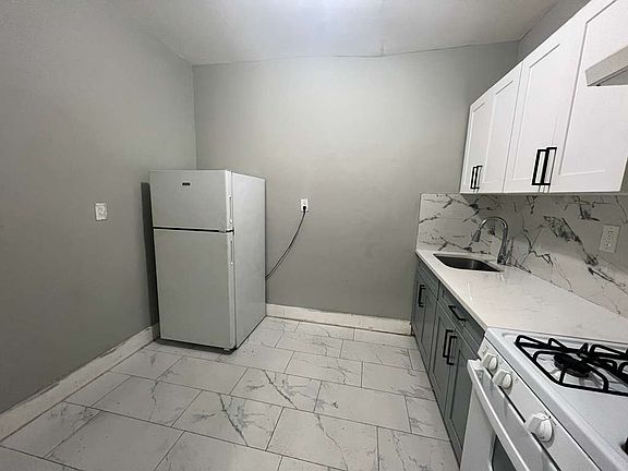2nd image of 408 Leslie St APT 1