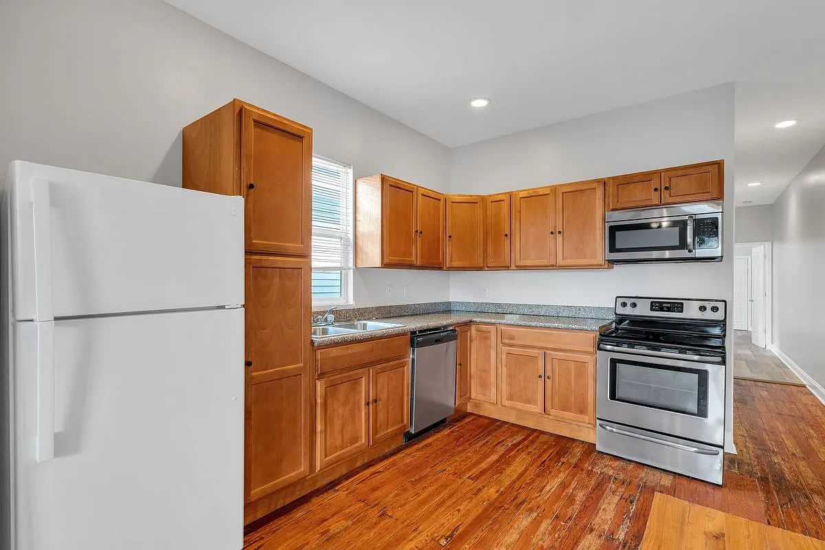 2 bed, 1.0 bath, 672 sqft, $1,300 — Photo 1