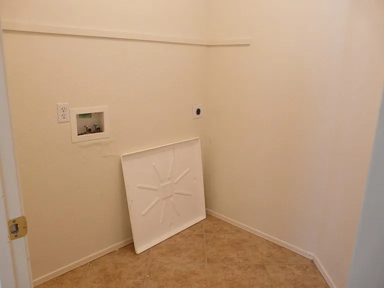 Laundry room /upstairs
The washer /dryer NOT included 
The Landlord may supply the set ,please ask about it