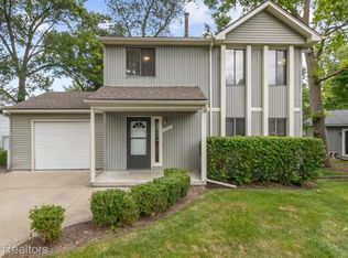 967 Shoshone Cir, Waterford, MI 48327