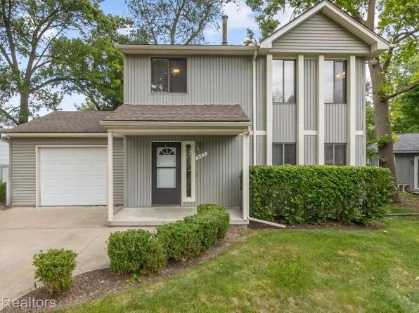 967 Shoshone Cir, Waterford, MI 48327