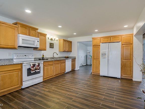 4th image of 905 E Garnet Ave