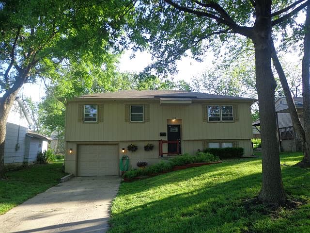 1st image of 208 W 2nd St