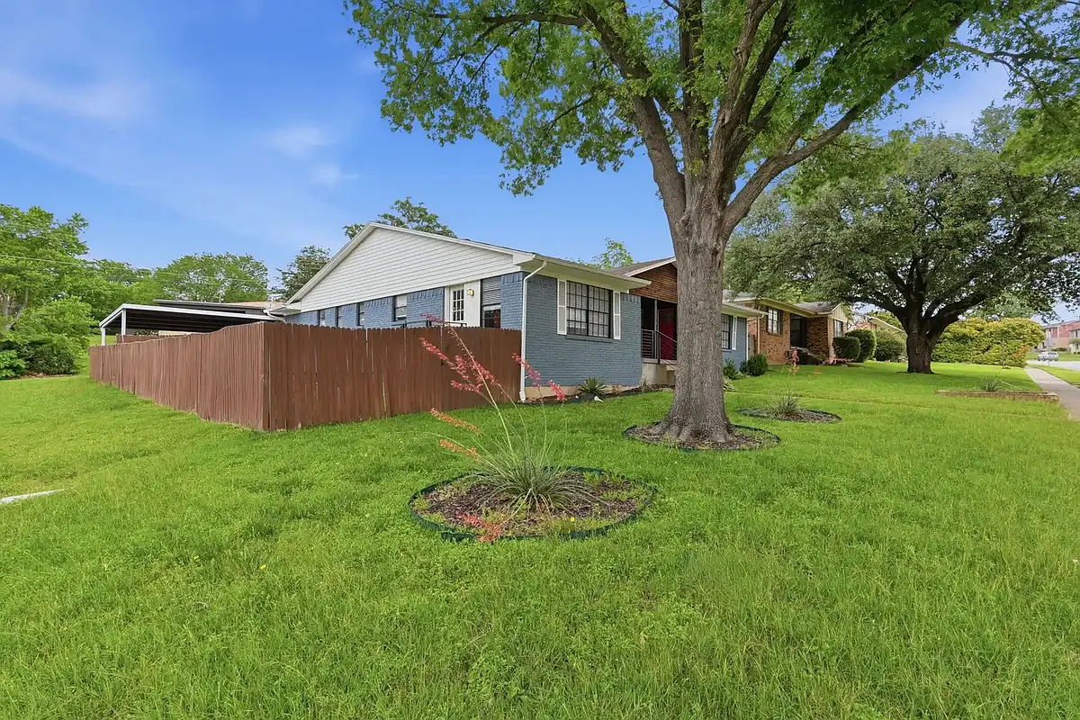 Building Photo - 10803 Lake Gardens Dr