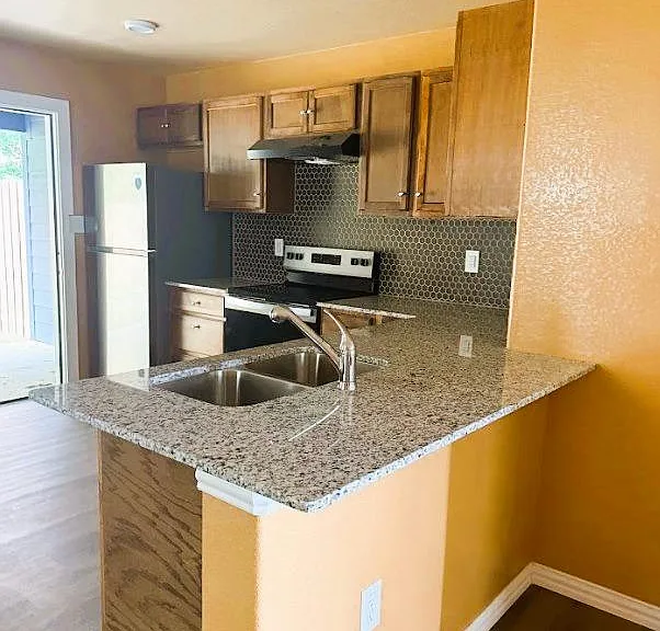 240 W Elm St #A — Photo 10