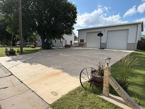 2nd image of 305 E 13th St