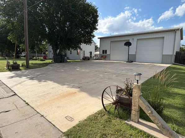 305 E 13th St, Russell, KS 67665