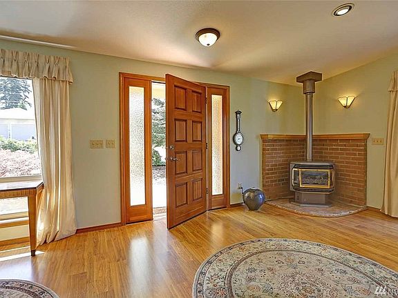 3rd image of 381 Lorna Ln