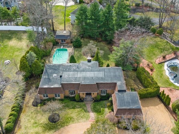 21 Wildewood Dr, Lynnfield, MA 01940