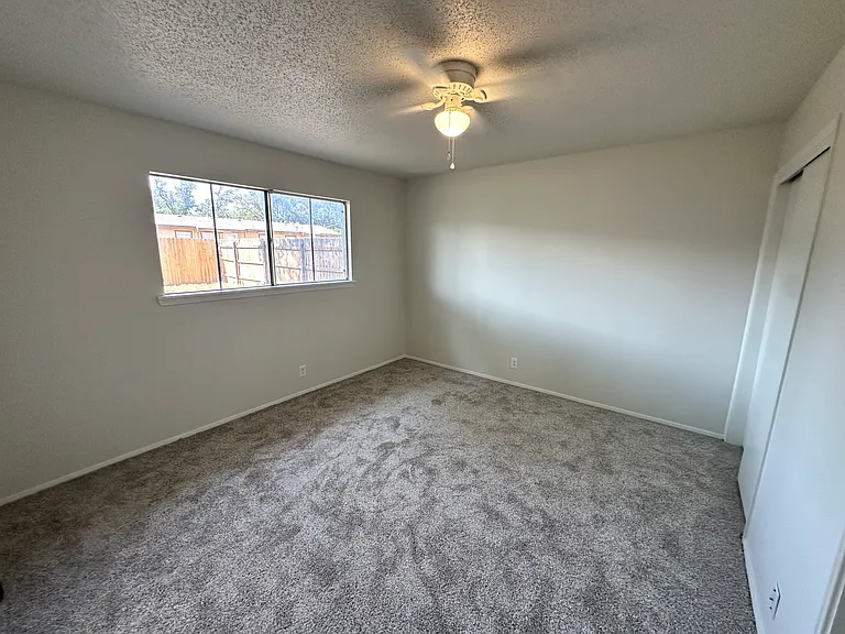 233 Robin Hood Trl — Photo 16