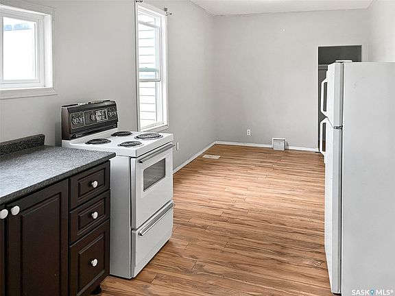 3rd image of 301 Cheadle Street E