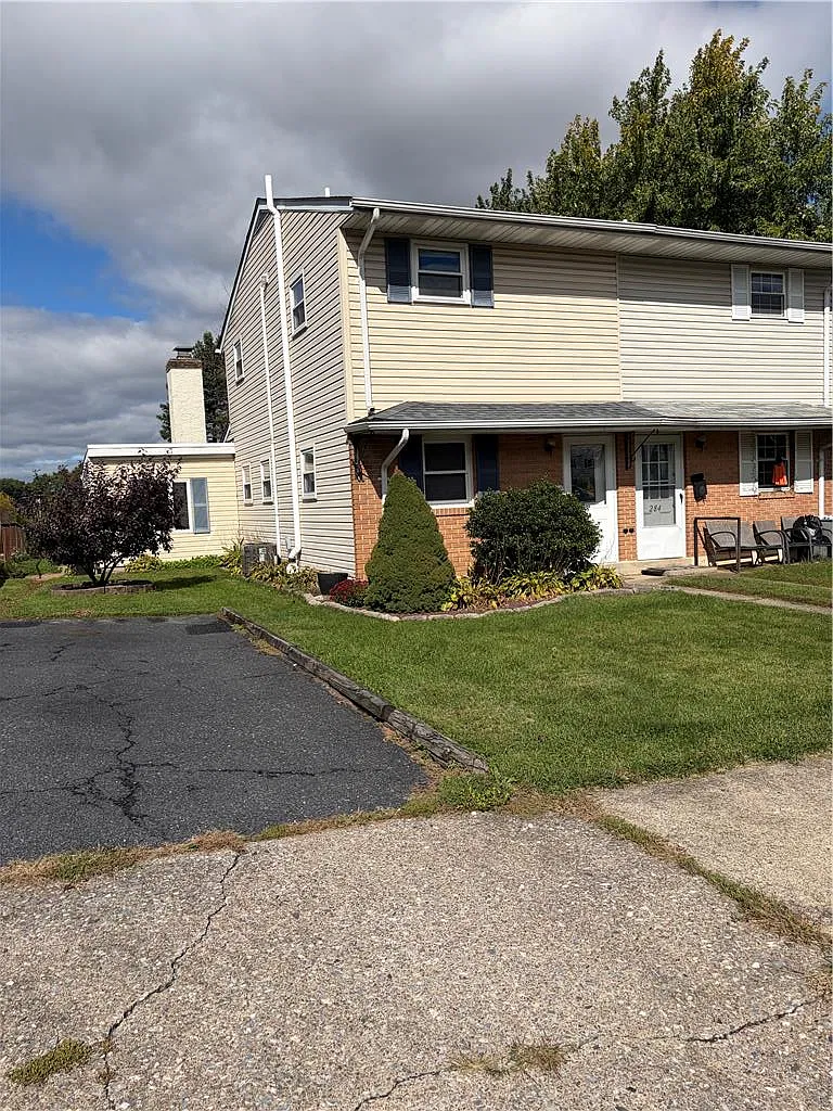 3 bed, 1.5 bath, 1134 sqft, $2,200 — Photo 2