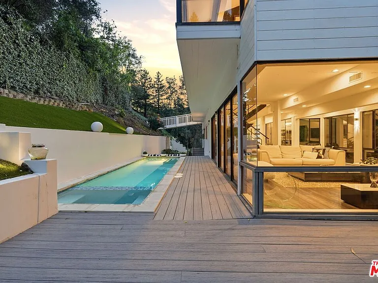2350 Benedict Canyon Dr — Photo 52