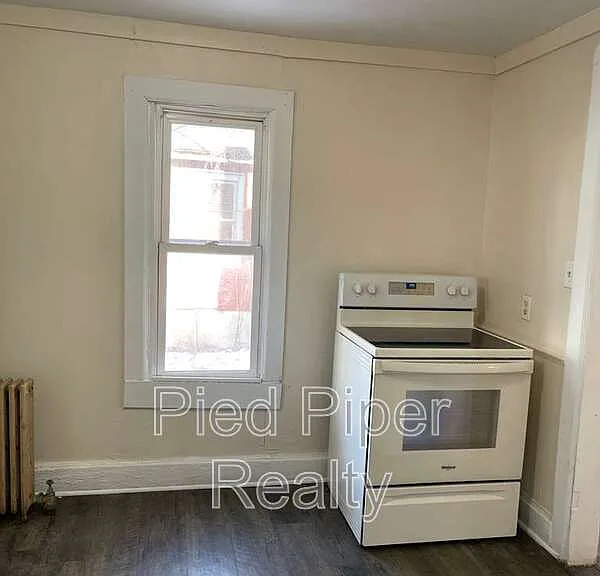 320 W Clark St — Photo 9