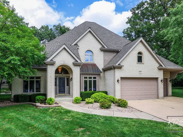 277 Long Oak Dr, West Chicago, IL 60185
