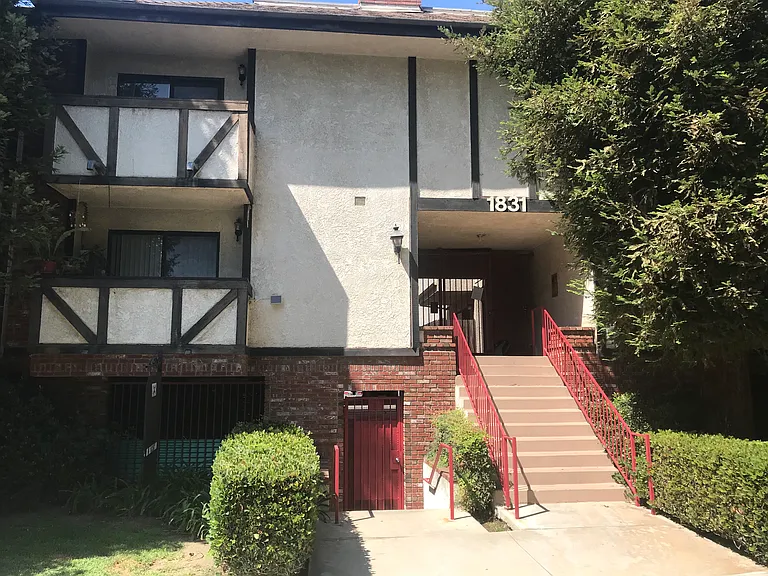 1831 Purdue Ave #205 — Photo 2