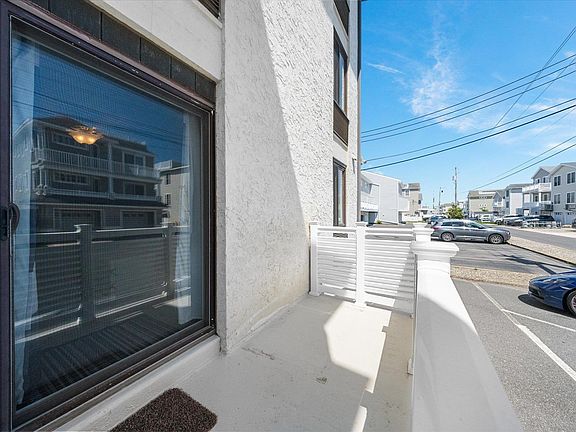 4th image of 301 41st St APT 10