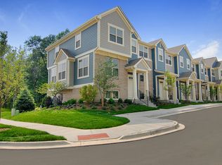 709 Thornapple Ct, Vernon Hills, IL 60061