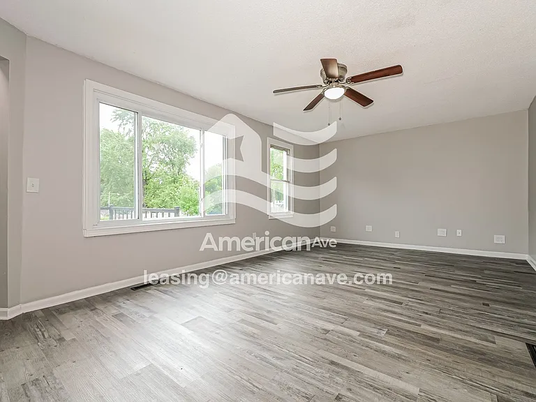 1001135_002_living_room_2.jpg