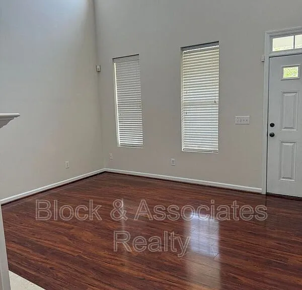 537 Writers Way — Photo 3