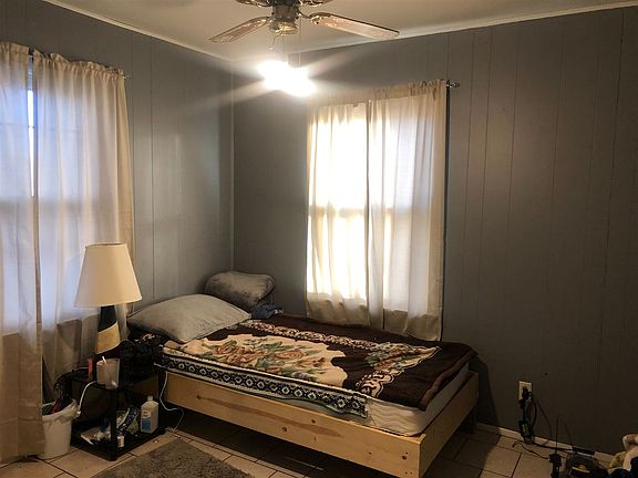 4th image of 610 Winifred St
