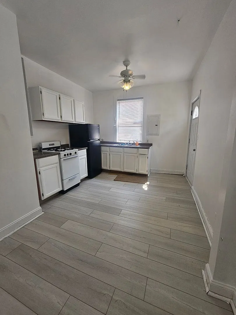 1327 W 67th St — Photo 3