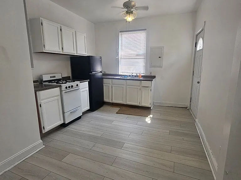 1327 W 67th St — Photo 3