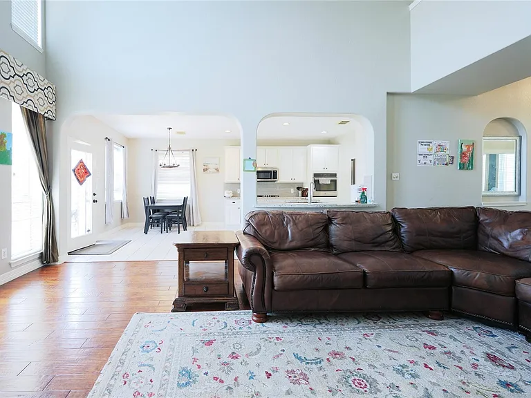 2422 Lansing Cir — Photo 12