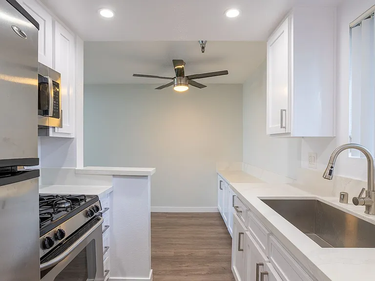 110 S Sweetzer Ave — Photo 41