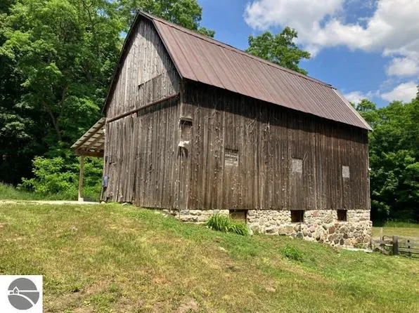 7699 Benzie Hwy, Benzonia, MI 49616