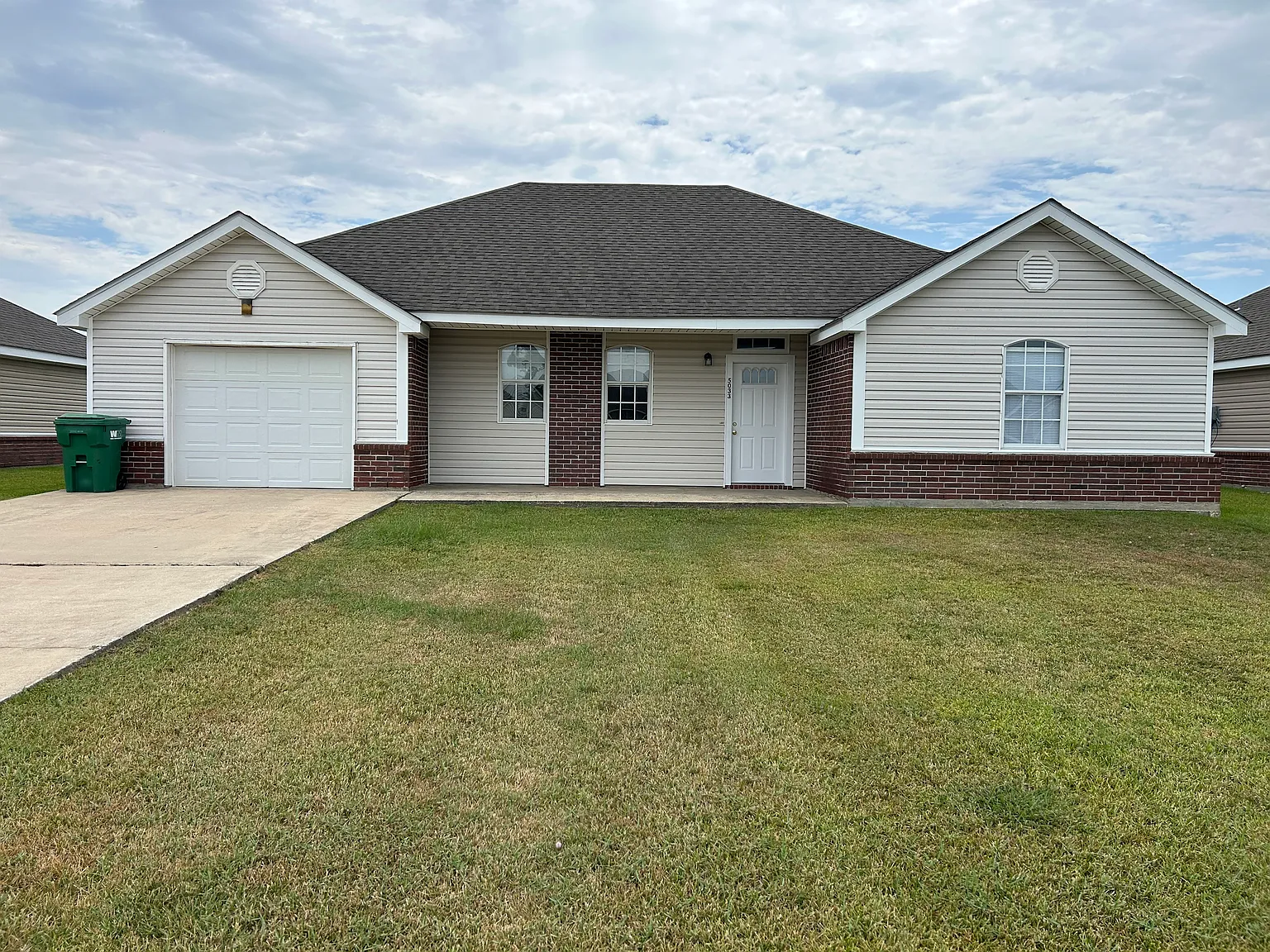 3 bed, 1800 sqft, $1,600 — Photo 1