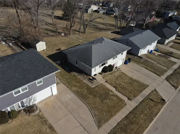 3415 Clover Dr SW, Cedar Rapids, IA 52404