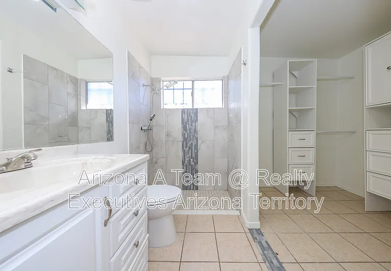 9530 E 42nd St — Photo 9