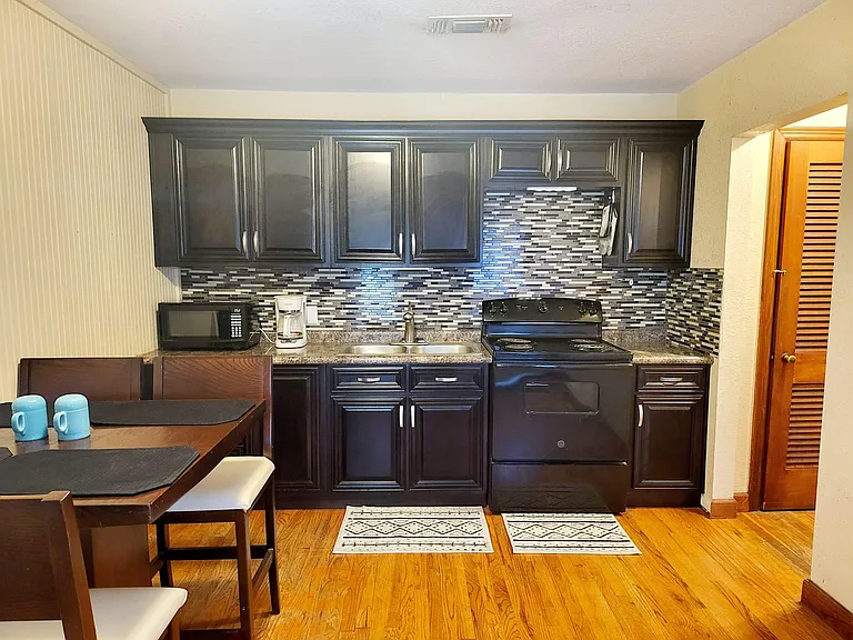 1546 Locust St — Photo 2
