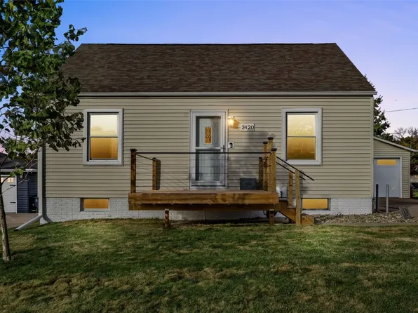 2420 Lori Dr SW, Cedar Rapids, IA 52404