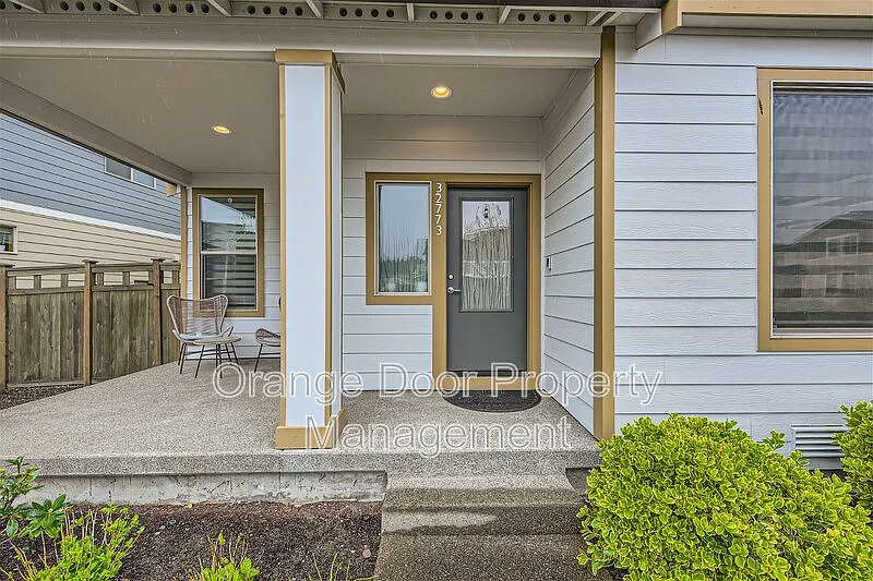 4 bed, 2.5 bath, 2500 sqft, $3,500 — Photo 3