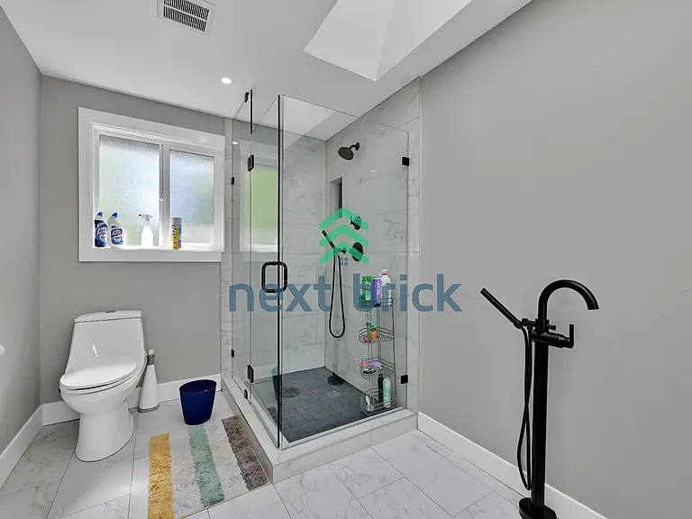 11810 NE 75th St — Photo 24