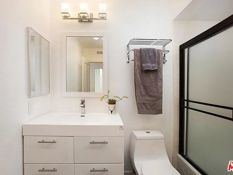 18755 Hatteras St #16 — Photo 29