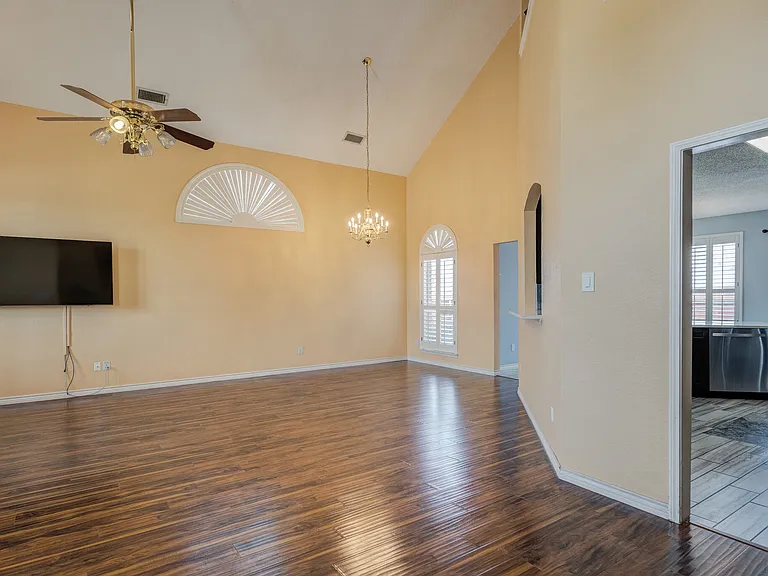 1726 Northampton Dr — Photo 5