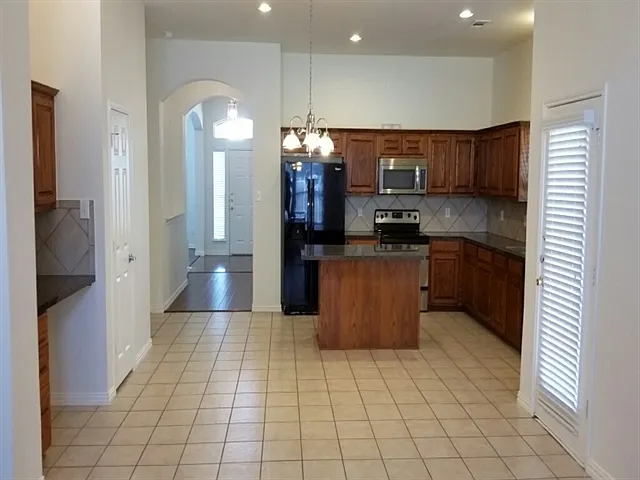 7501 Providence Dr — Photo 2