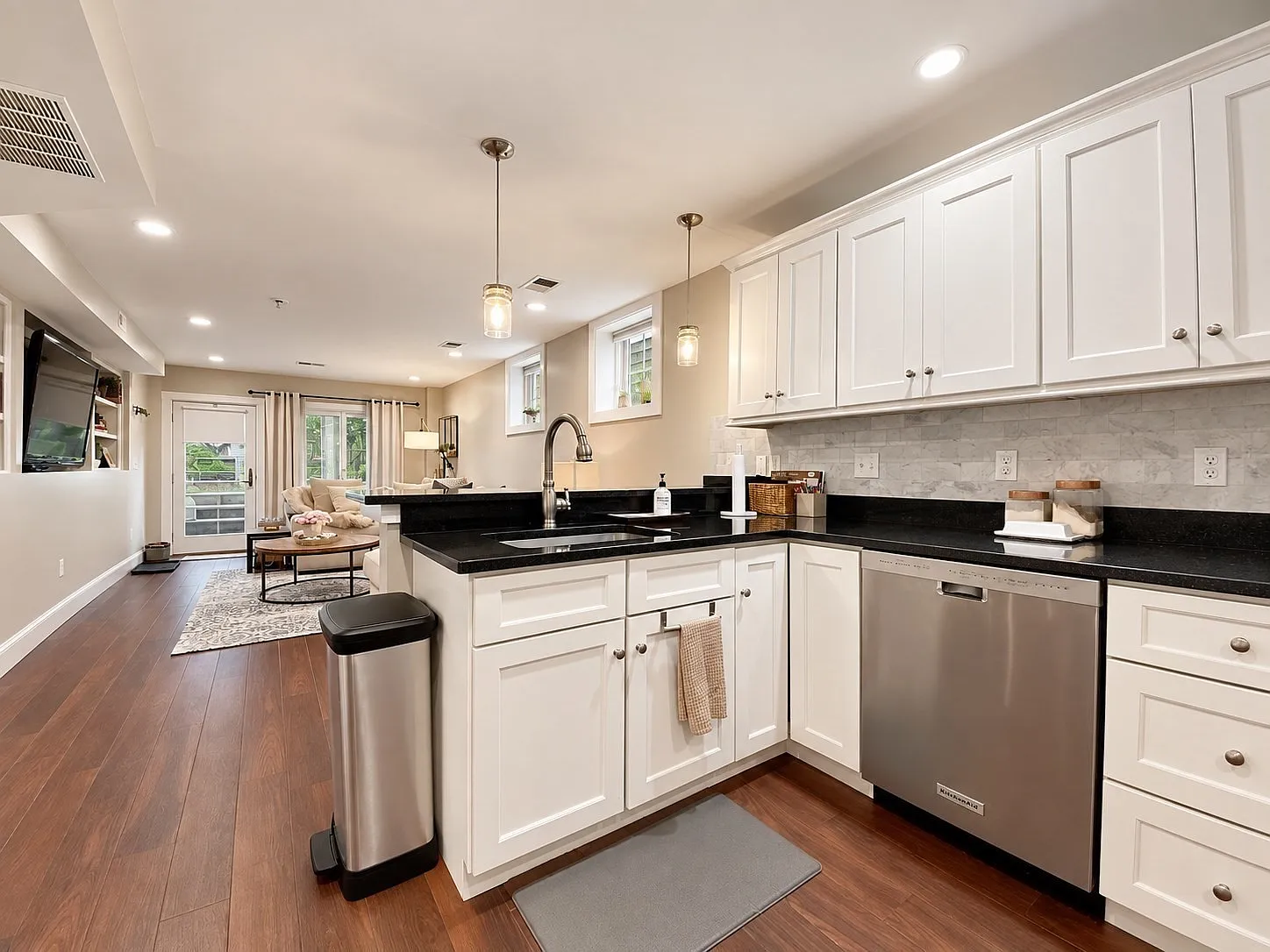 1 bed, 1.0 bath, 800 sqft, $3,400 — Photo 1