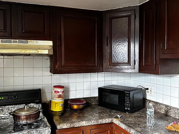 5th image of 211 Elm St