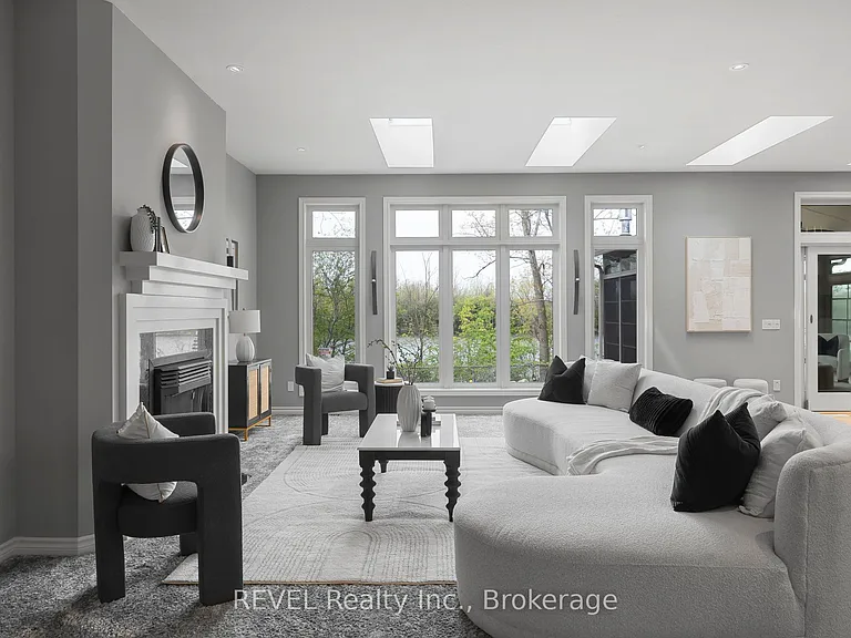 661 Clarence St — Photo 15