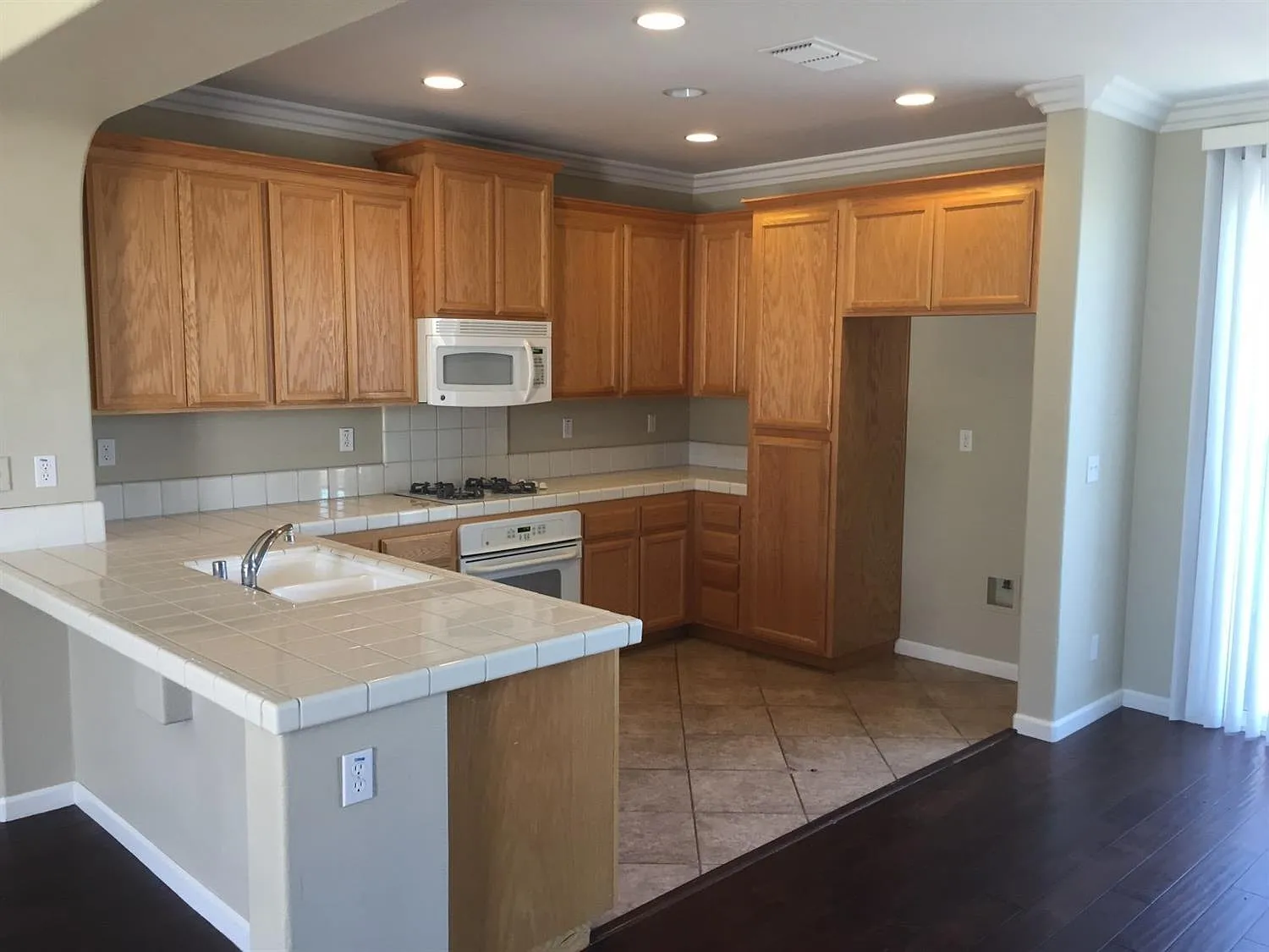 3 bed, 1875 sqft, $3,150 — Photo 3