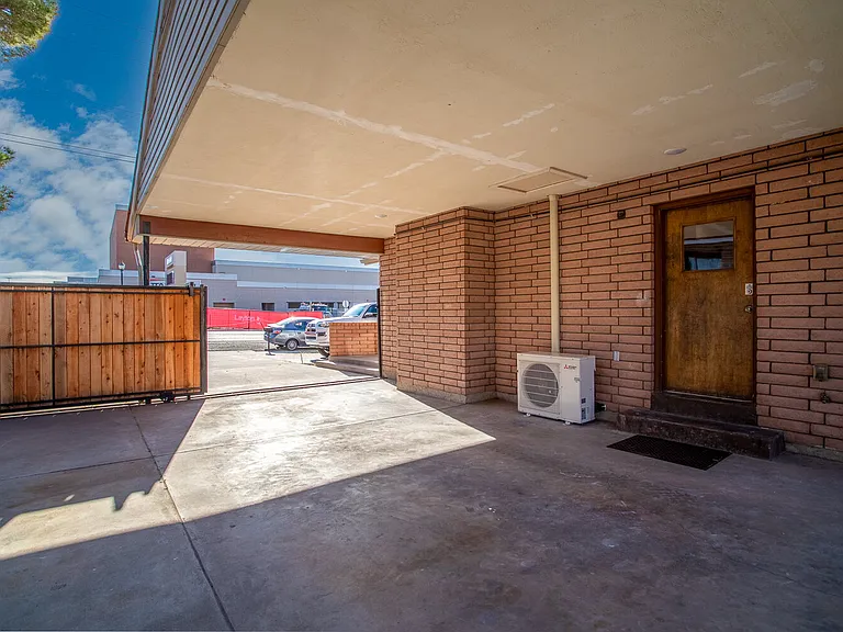 364-700 E — Photo 22