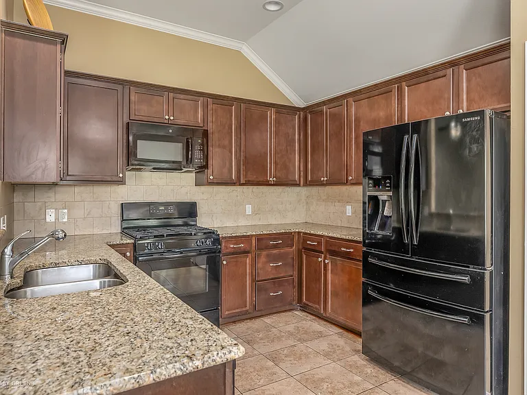 1702 Avondale Ct — Photo 6