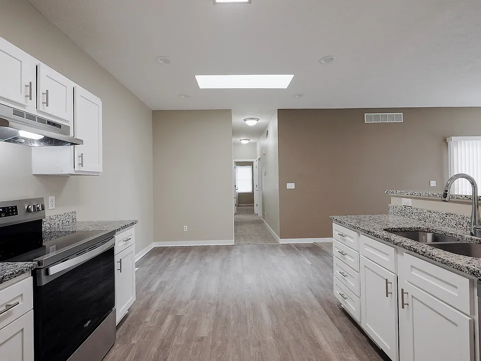 746 W Belmont Ave